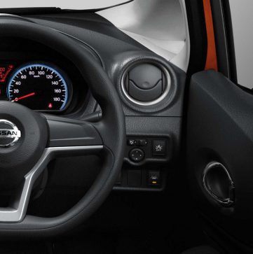 08nissan_note_Interior-steering-wheel